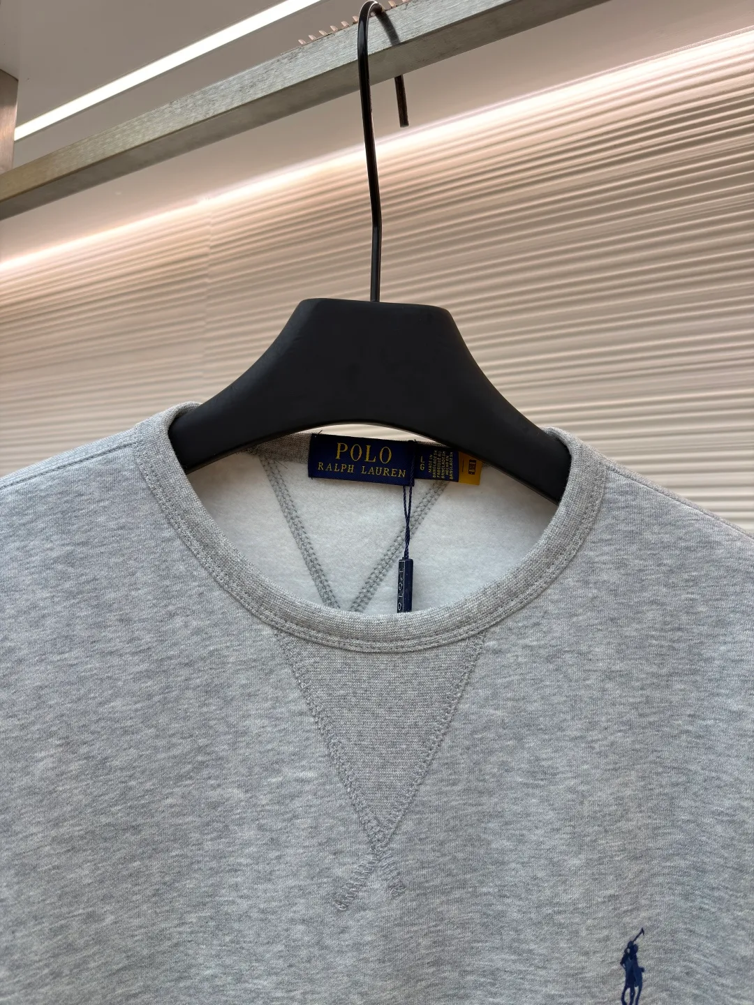 Ralph Lauren logo embroidered sweatshirt ●Original version: Purchased and developed at 1690 ●Item No.: 1681541-A15 ●Fabric: Cloud-like honey cotton fleece sweatshirt fabric ●Technology: Made by Hasuo ●Color: Gray ●Version: Fitted version ●Weight: about 430 grams ●Size: S-M-L-XL ●Description: Customized cloud-like honey cotton fleece sweatshirt material, delicate touch, comfortable and skin-friendly, based on matte gray Comes with a layer of soft light filter. Exquisite indigo pony logo is embellished. It is highly recognizable. It has a breath of freedom and vitality. A symphony of pure and smart colors. It outlines a high-end outline with extreme simplicity. It becomes the smart focus of the vision. Shows taste in silence and adopts imported machine embroidery technology. Uses advanced computer control system and precision mechanical components to realize the iconic pony embroidery operation. High precision. The lines are smooth and delicate, using the Hasuo process. Sewing on a specific machine. The high fastness of Haha thread adds visual effects. It is time-consuming and labor-intensive, and the fabrics are washed. It has a better hand feel and texture. It is not easy to deform, shrink or fade. It maintains long-term beauty. The overall wiring is straight and delicate, the fabric is comfortable and soft, and the color is consistent without color difference. It can be matched with the same style to create a fashionable look and control various occasions. Customized accessories, complete with three standards, same style for men and women!